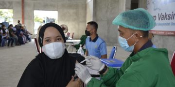 SERBUAN VAKSINASI DOSIS II LANUD DHOMBER TETAP UTAMAKAN PROKES