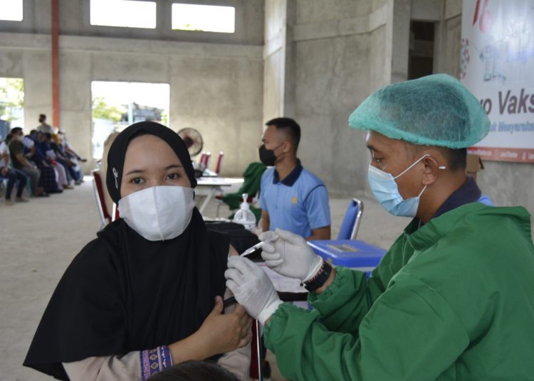SERBUAN VAKSINASI DOSIS II LANUD DHOMBER TETAP UTAMAKAN PROKES