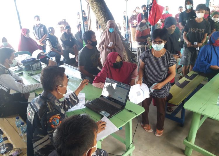 LANAL BALIKPAPAN GELAR VAKSINASI DI PANTAI SERAYA