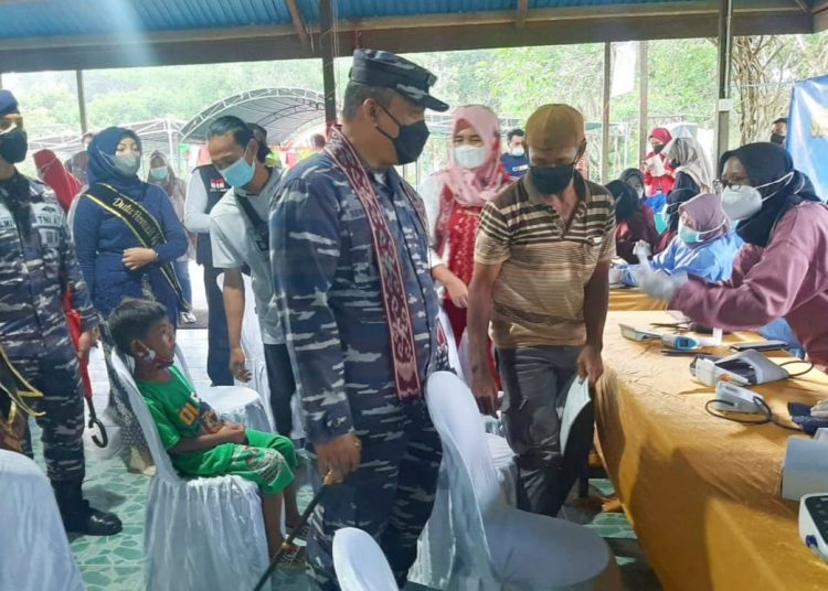 RATUSAN WISATAWAN DISERBU VAKSIN TNI AL