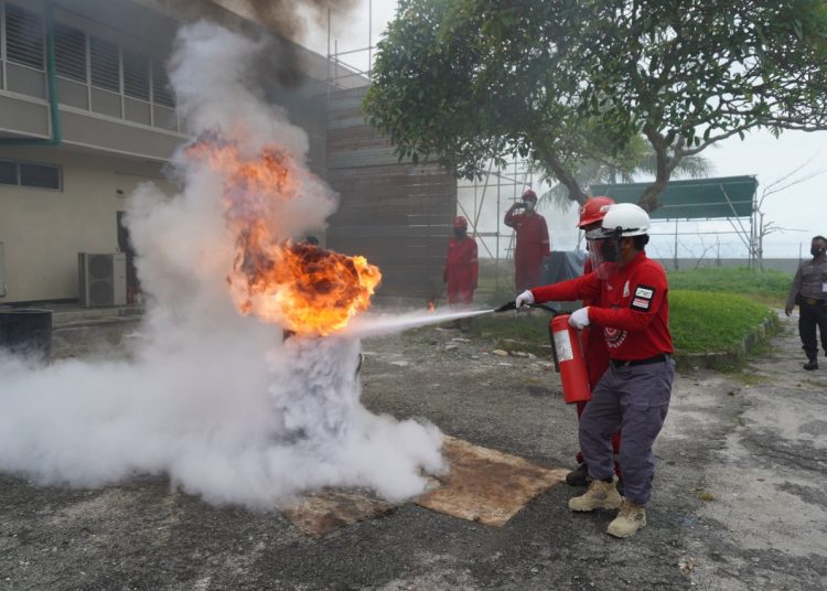 PERTAMINA LATIH RELAWAN GUNAKAN APAR