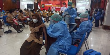 PERINGATI HKN KE 57, GELAR VAKSINASI PELAJAR