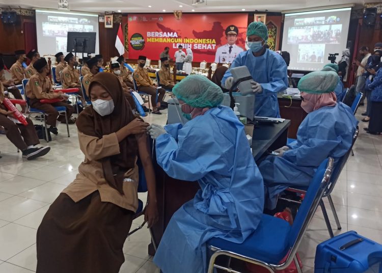 PERINGATI HKN KE 57, GELAR VAKSINASI PELAJAR