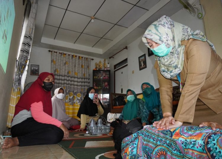 KADER POSYANDU IKUT PEMBEKALAN GAWAT DARURAT