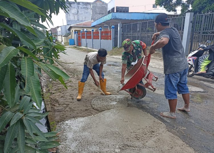 BABINSA GELAR KERJA BAKTI BERSAMA WARGA