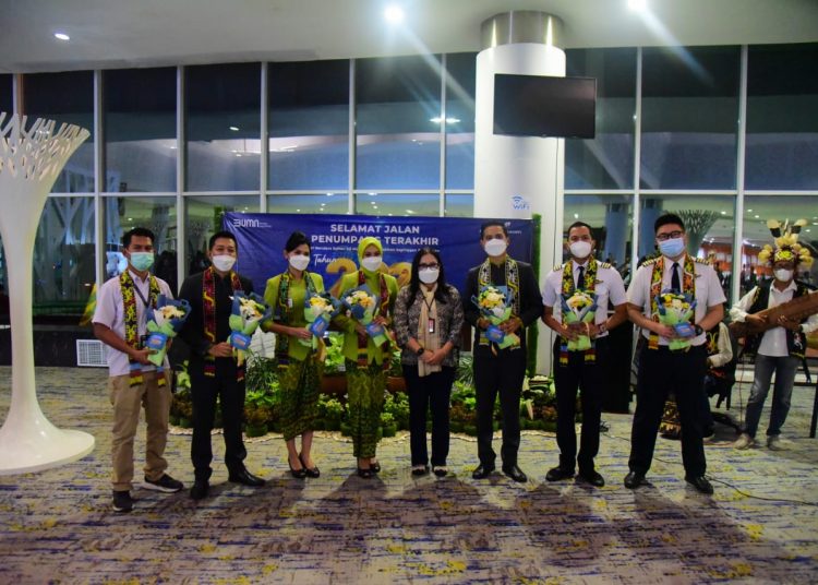 PENUMPANG TERAKHIR BANDARA SAMS DAPAT APRESIASI