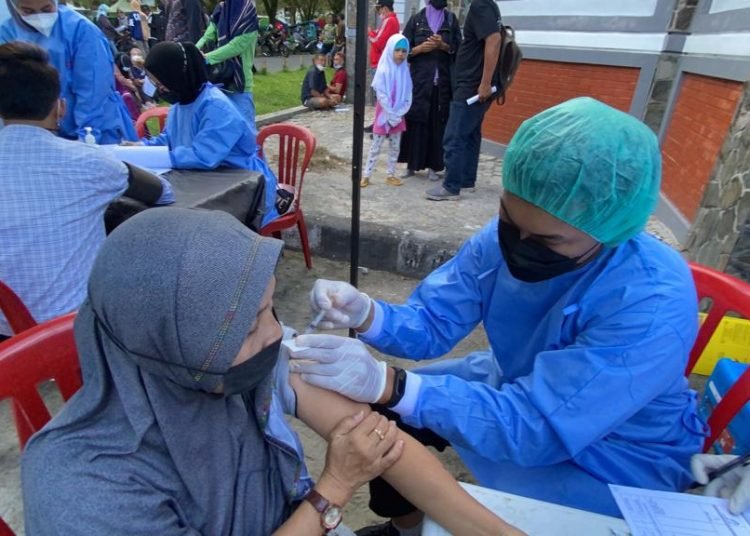 VAKSINASI MOBILE SASAR LAPANGAN MERDEKA DENGAN SIAPKAN 150 DOSIS
