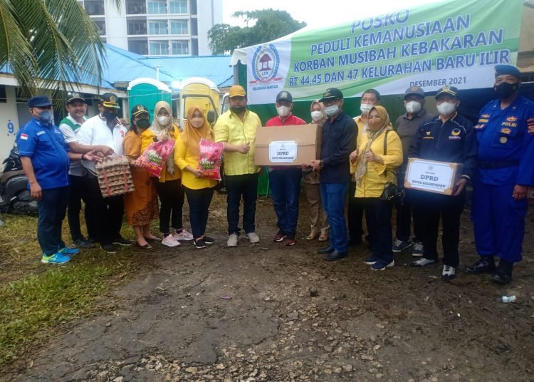 KETUA DPRD DAN ROMBONGAN TINJAU JALAN LONGSOR DI KOMPLEKS PERUMAHAN WIKA