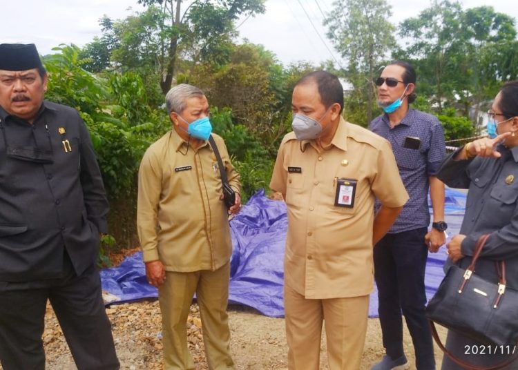 KETUA DPRD DAN ROMBONGAN TINJAU JALAN LONGSOR DI KOMPLEKS PERUMAHAN WIKA