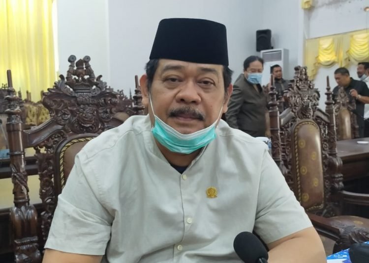 KETUA DPRD DAN ROMBONGAN TINJAU JALAN LONGSOR DI KOMPLEKS PERUMAHAN WIKA