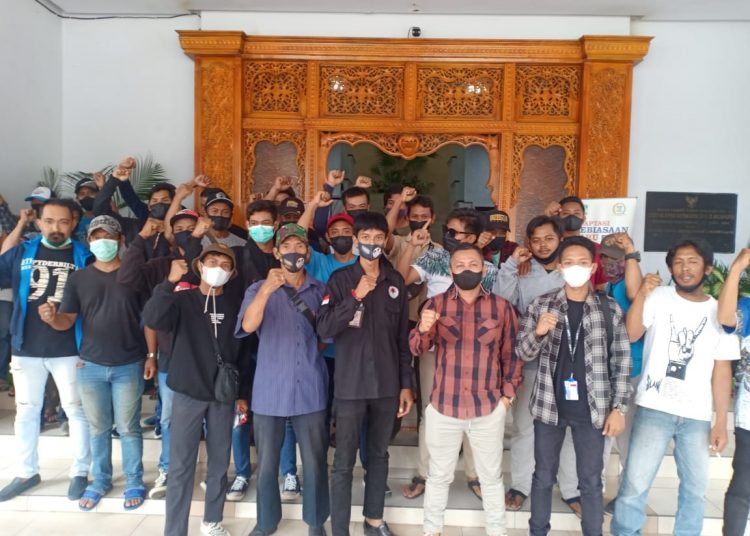 KETUA DPRD DAN ROMBONGAN TINJAU JALAN LONGSOR DI KOMPLEKS PERUMAHAN WIKA