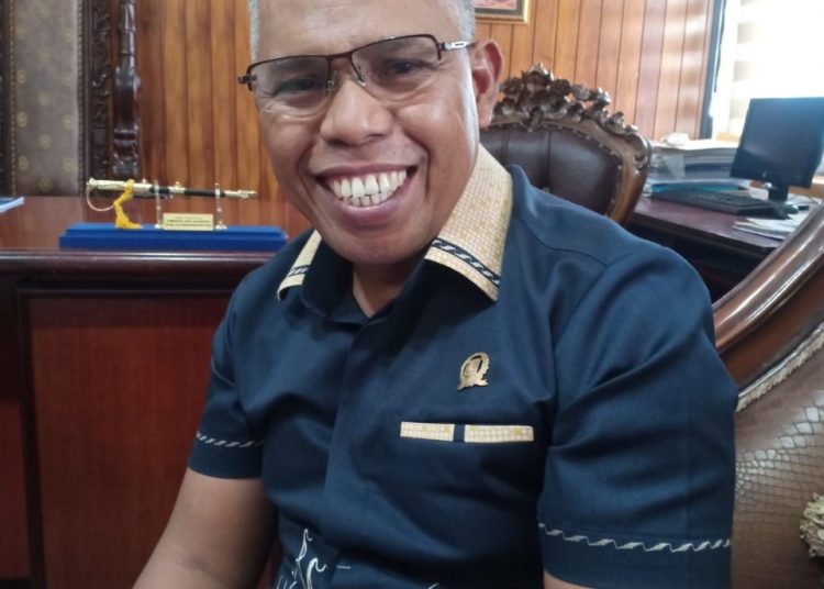 KETUA DPRD DAN ROMBONGAN TINJAU JALAN LONGSOR DI KOMPLEKS PERUMAHAN WIKA