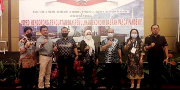 KETUA DPRD DAN ROMBONGAN TINJAU JALAN LONGSOR DI KOMPLEKS PERUMAHAN WIKA
