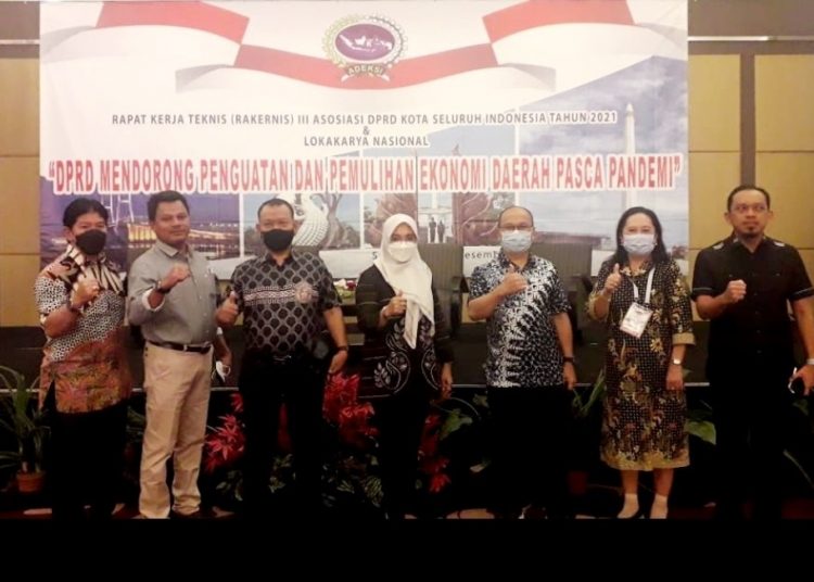 KETUA DPRD DAN ROMBONGAN TINJAU JALAN LONGSOR DI KOMPLEKS PERUMAHAN WIKA