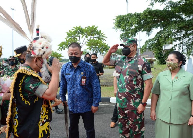 KASAD DISAMBUT TRADISI TEPUNG TAWAR BUMI ETAM