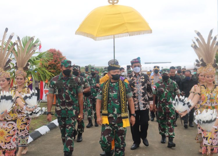 KUNJUNGI KALTARA, KASAD BERI PENGARAHAN PRAJURIT PERBATASAN