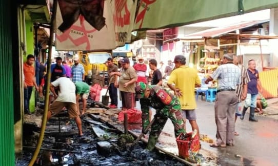 BABINSA BERSAMA WARGA BERSIHKAN SALURAN AIR