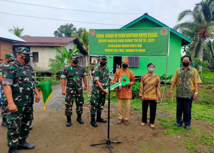 VETERAN TERIMA BANTUAN REHAB RUMAH DARI KASAD