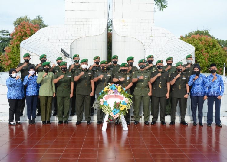 HUT PENAD KE-71, PENDAM VI/MLW ZIARAH DI TMP DARMA AGUNG