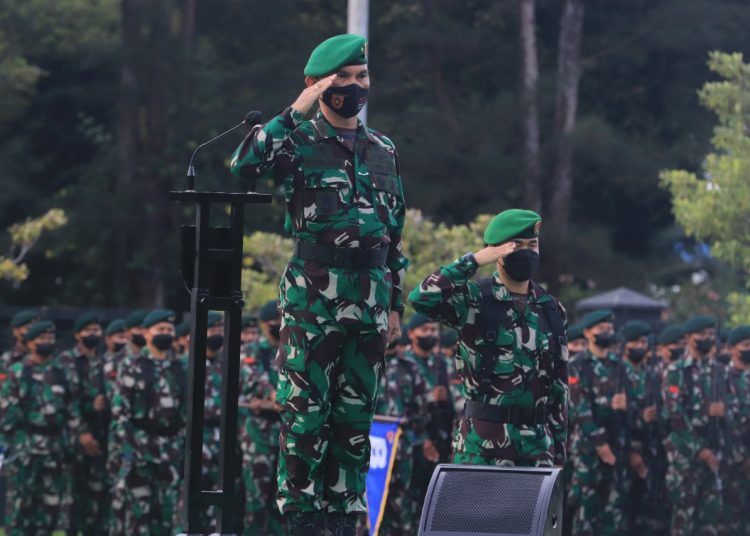 BRIGJEN TNI R.P. INVANCIUS PR. SIAGIAN PIMPIN UPACARA 17-AN MAKODAM VI/MLW