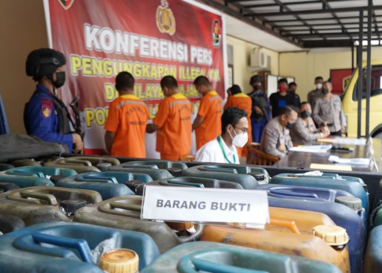 POLDA KALTIM TINDAK PENGETAP SOLAR SUBSIDI