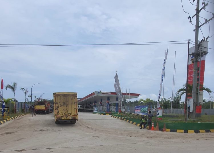 TERTIBKAN ANTRIAN, PERTAMINA TAMBAH SOLAR SPBU KM 13