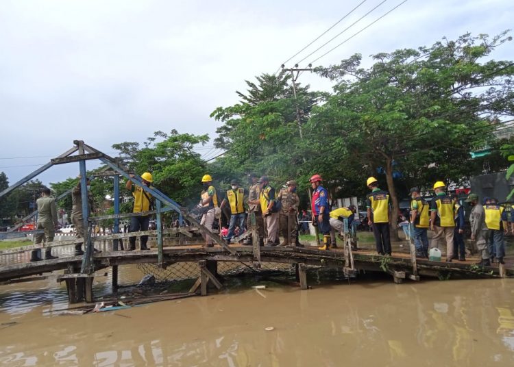 DINAS PUPR BONGKAR JEMBATAN GANG NIBUNG JALAN DR SOETOMO