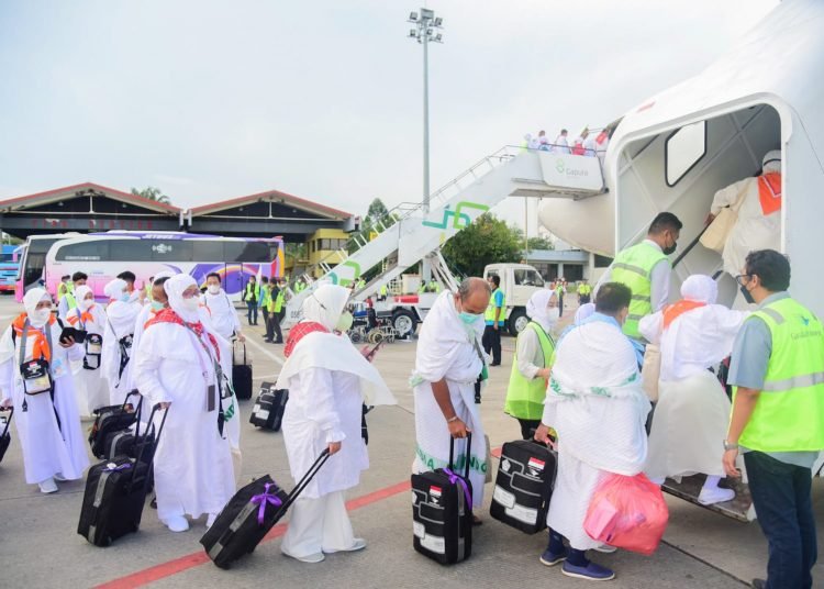 39.296 CALHAJ BERANGKAT LEWAT BANDARA AP 1
