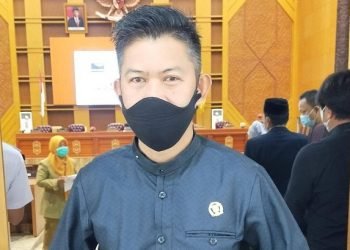 DENI HAKIM ANWAR SEHARI DUA RESES DI TEMPAT BERBEDA