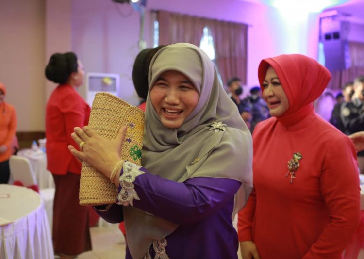 PKK KALTIM APRESIASI KIPRAH KEMALA BHAYANGKARI