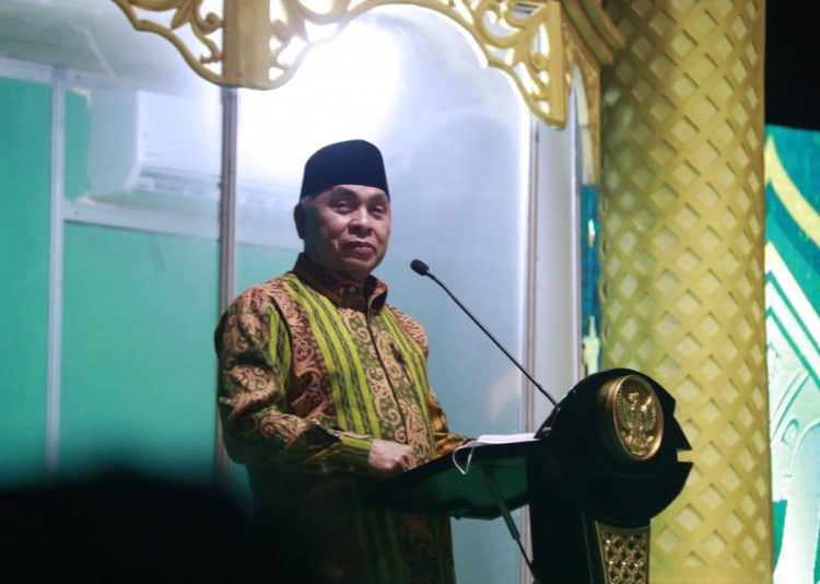 GUBERNUR BERPANTUN SAAT BUKA MTQ