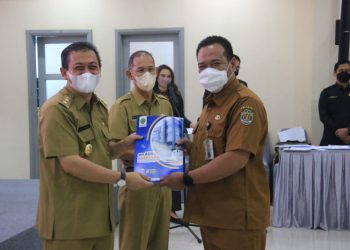 WAGUB KALTIM SERAHKAN SK PENDIDIKAN PNS