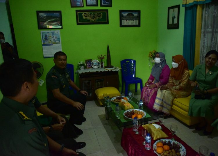 KASDAM VI/MLW KUNJUNGI RUMAH WARAKAWURI