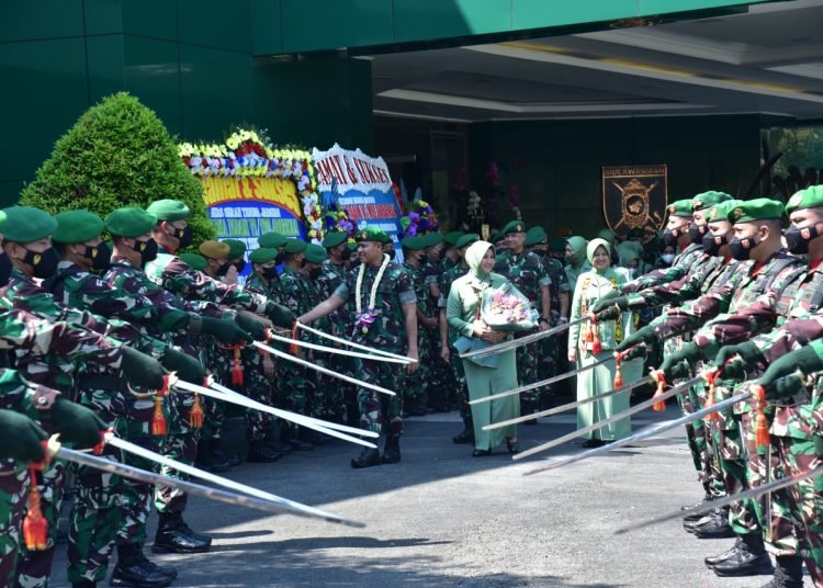 TRADISI PENGANTARAN TUTUP SERTIJAB PANGDAM VI/MLW