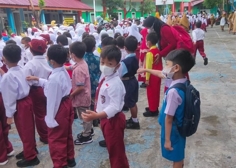 TUNGGU SERAGAM GRATIS, ORTU PILIH BELI