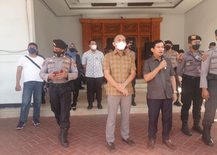 MAHASISWA DEMO KUHP KE DPRD