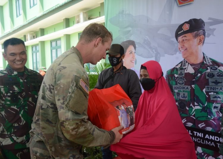 WARGA AMBORAWANG TERIMA PAKET SEMBAKO