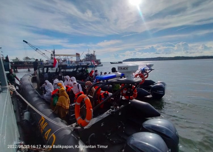 PRAJURIT KODAM VI/MLW EVAKUASI KORBAN KAPAL KARAM