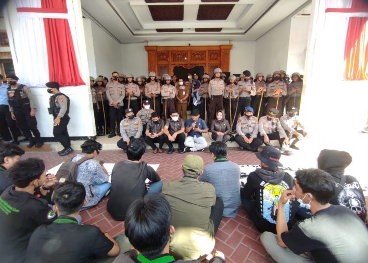 MAHASISWA KEMBALI DEMO KUHP DI DPRD