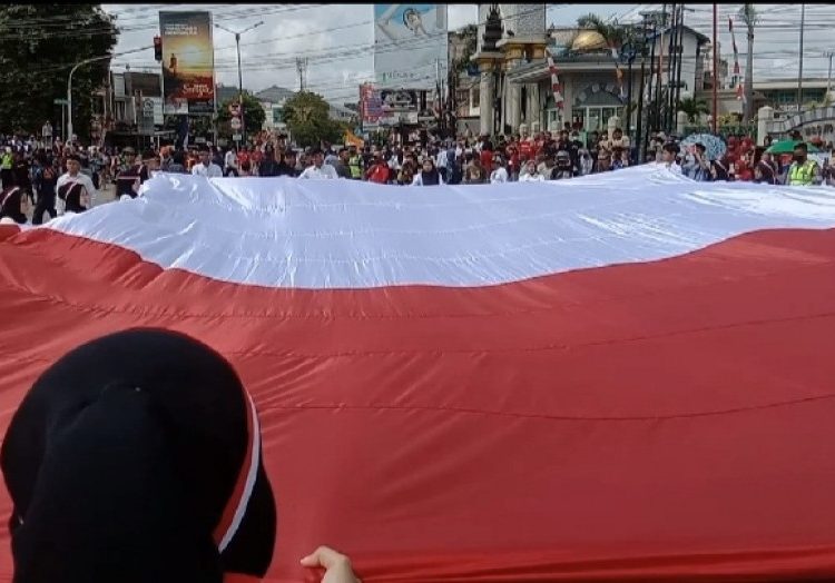 WARGA SAMARINDA BENTANGKAN BENDERA RAKSASA