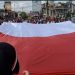 WARGA SAMARINDA BENTANGKAN BENDERA RAKSASA
