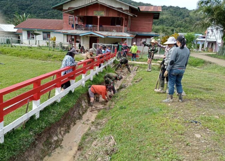 SATGAS PAMTAS KERJA BAKTI BERSAMA WARGA