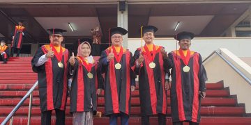 LULUS CUMLAUDE, SYAHARI JAANG WISUDA DOKTOR ILMU HUKUM