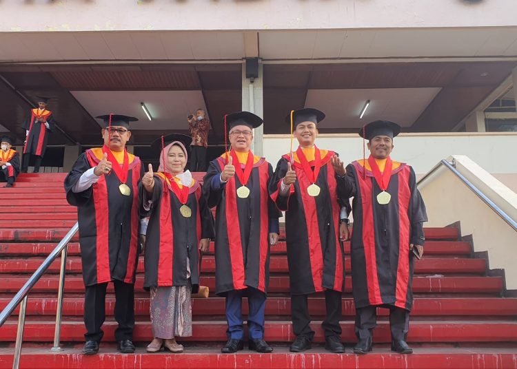 LULUS CUMLAUDE, SYAHARI JAANG WISUDA DOKTOR ILMU HUKUM