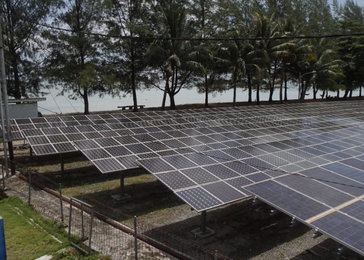 PLN HADIRKAN PLTS DI DERAWAN