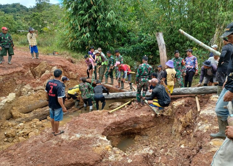 TNI BERSAMA RAKYAT BANGUN JEMBATAN DARURAT