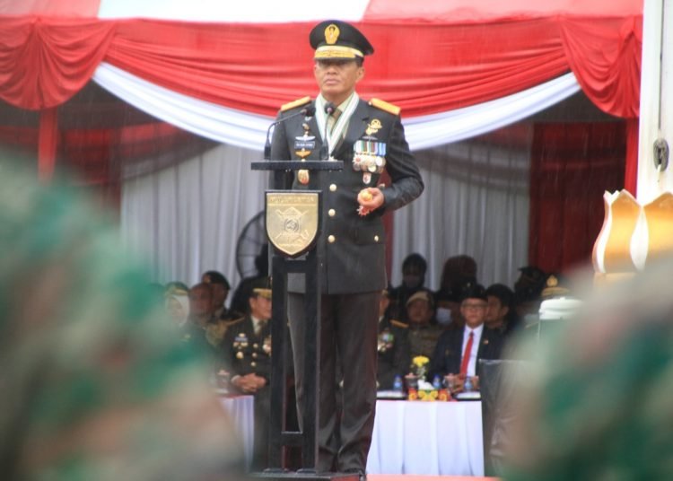 PANGDAM VI/MLW PIMPIN UPACARA HUT TNI KE-77