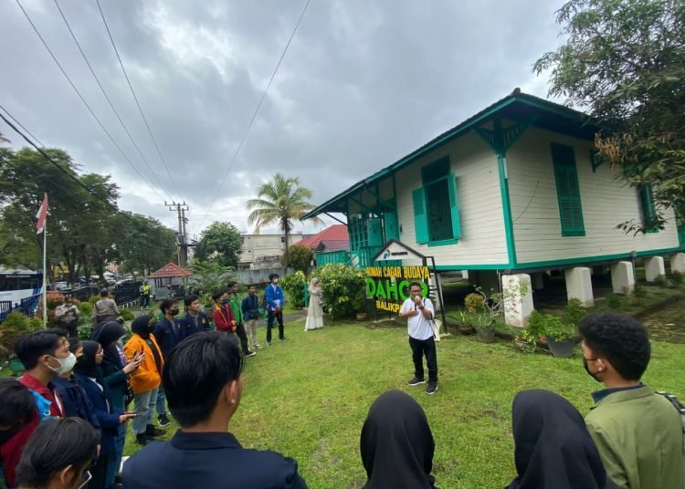 MAHASISWA MERDEKA KUNJUNGI SITUS SEJARAH BALIKPAPAN