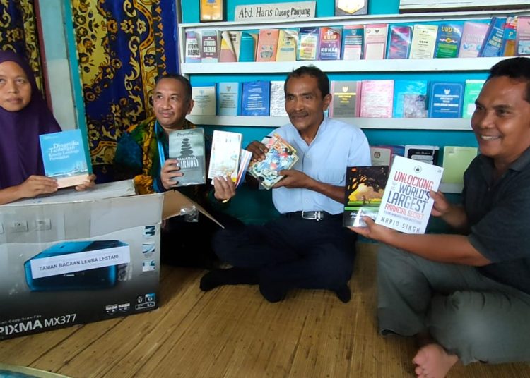 DPK SERAHKAN RIBUAN BUKU KE KUTAI TIMUR