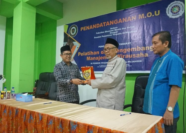 UMKT TEKEN MOU DI PONPES AL MUJAHIDIN